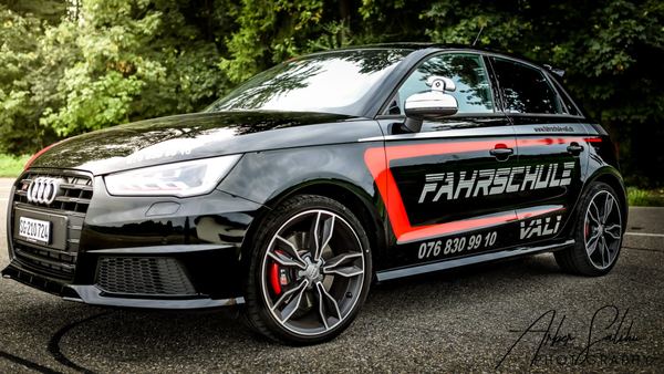 Fahrschulauto Foto seitlich