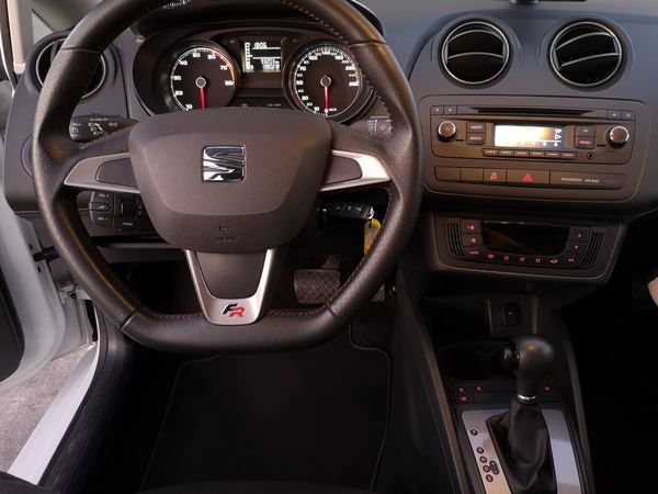 Cockpit des Seat Ibiza FR mit Automatikgetriebe