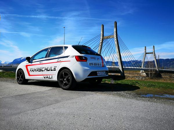 Fahrschulauto Seat Ibiza FR vor einer Brücke